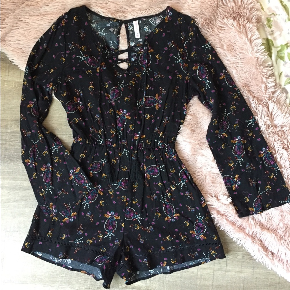 floral bell-sleeved romper••